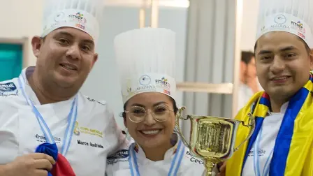 Verónica Jiménez junto a Marco Andrade y Christian Salazar lograron en Argentina la corona del Mejor Helado de América. Lo hicieron con un helado de maracuyá.