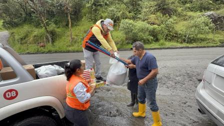 La Secretaría de Gestión de Riesgos gestiona la entrega de kits de asistencia y viveres a los afectados por las lluvias en Ecuador