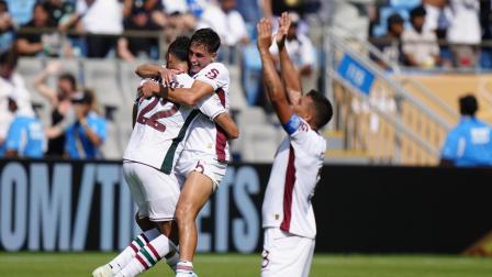 Juan Freytes (izquierda), Facundo Bernal (centro) y Martinelli de Fluminense, celebran la victoria del cuadro carioca ante Inter de Milan, en los octavos de final del Mundial de Clubes.