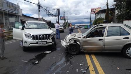 El choque forntal entre dos vehículos se registró este viernes 4 de julio del 2025 en Cumbayá.