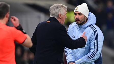 Davide Ancelotti (derecha) buscaba su primera oportunidad como entrenador principal de un equipo. Habla italiano, inglés y español con bastante fluidez, lo que le permite mantener buenas relaciones en el camerino.
