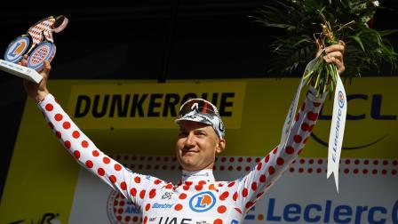 El ciclista belga Tim Wellens del UAE Team Emirates celebra en el podio su maillot de lunares durante la tercera etapa del Tour de Francia, un recorrido de 178,3 km desde Valenciennes hasta Dunkerque, Francia, el 7 de julio de 2025.