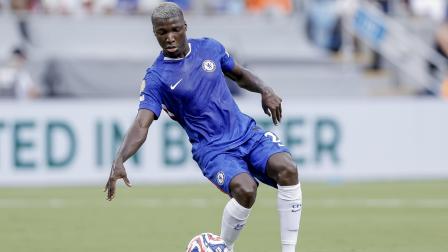 Moisés Caicedo del Chelsea en acción durante el partido del Mundial de Clubes FIFA 2025 entre SL Benfica y Chelsea FC en Charlotte, Carolina del Norte, EE. UU., 28 de junio de 2025.