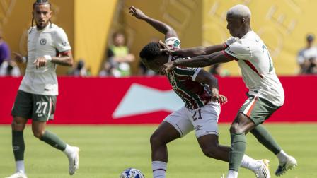 Jhon Arias (izquierda) de Fluminense disputa un balón con Moisés Caicedo de Chelsea este martes, durante un partido del Mundial de Clubes entre Fluminense y Chelsea en el estadio MetLife de Nueva York.