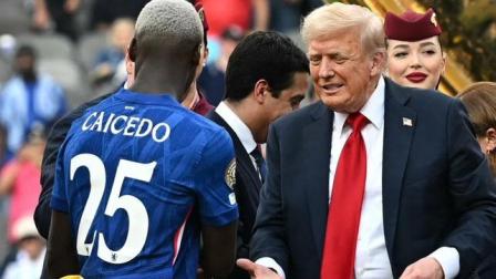 Moisés Caicedo y Donal Trump en la premiación del Mundial de Clubes este domingo 13 de julio de 2025