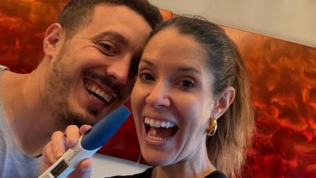 Carolina Sánchez y su esposo anuncian su embarazo en redes sociales.