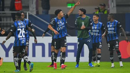 Patrick Mercado (centro) es uno de los principales talentos ofensivos del cuadro rayado para la serie de repechaje ante Vasco da Gama.