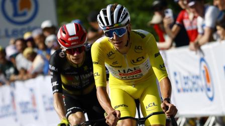 El ciclista esloveno Tadej Pogacar del UAE Team Emirates y el ciclista danés Jonas Vingegaard del Team Visma-Lease a Bike en acción durante la 10ª etapa de la carrera ciclista Tour de Francia