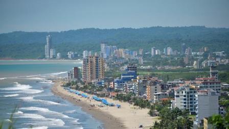 La playa es uno de los destinos más escogidos por los ecuatorianos en los días de feriado.