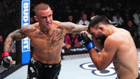 Dustin Poirier enfrentando al francés Saint Denis en el UFC 299 en Miami.