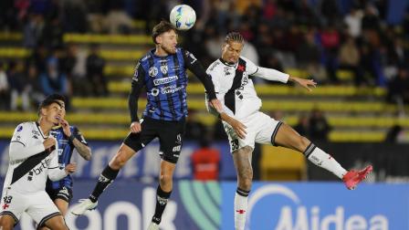 Mateo Carabajal (c) de Independiente del Valle disputa un balón con João Victor (d) de Vasco este martes 15, durante un partido de la eliminatoria para octavos de final de la Sudamericana.