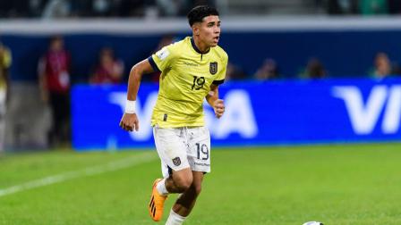 Páez disputando un partido de la selección ecuatoriana.