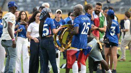 Moisés Caicedo (25) celebra con su familia, luego de conseguir el Mundial de Clubes con Chelsea. El cuadro 'blue' venció a París Saint Germain, en la gran final.