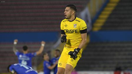 El golero de Universidad Católica, Rafa Romo, celebra un gol del cuadro 'camaratta'. El arquero venezolano aporta seguridad en el pórtico del 'Trencito'.