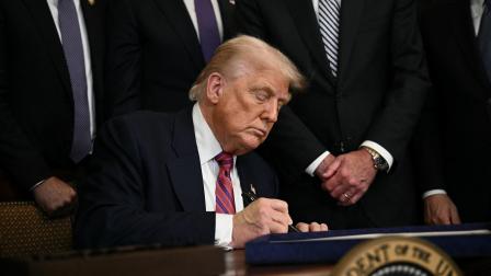 El presidente de Estados Unidos, Donald Trump, firma la Ley GENIUS (Ley que guía y establece la innovación nacional para las monedas estables de Estados Unidos), que codifica el uso de las monedas estables criptomonedas vinculadas a activos estables como el dólar estadounidense o los bonos estadounidenses.