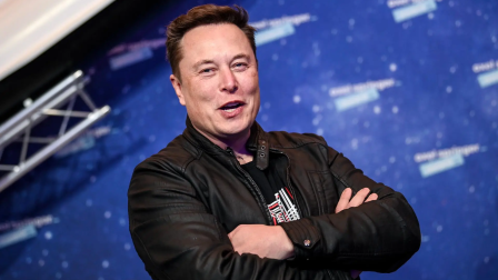 Elon Musk, dueño de X y Tesla, posando para una foto.