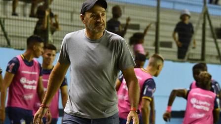 El entrenador argentino Guillermo Duró es el nuevo DT de Emelec hasta diciembre del 2025.
