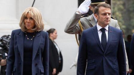 Emmanuel Macron y su esposa Brigitte Macron juntos durante un acto público