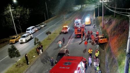 Dos vehículos chocaron en la avenida Simón Bolívar la madrugada del 27 de julio del 2025.