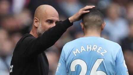 Pep Guardiola consuela a Ryhad Mahrez, durante un partido del Manchester City de la Premier League de Inglaterra.
