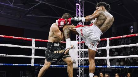 Dostin Ortiz en el ring de kickboxing en su pelea que finalizó por KO en el cuarto round.