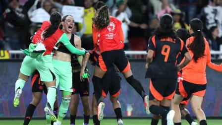 Las jugadoras de Colombia celebran al ganar la serie de penaltis este lunes, en un partido de las semifinales de la Copa América Femenina entre Argentina y Colombia en el estadio Rodrigo Paz Delgado en Quito.