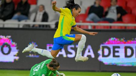 Marta, la crack brasileña, elude a la golera uruguaya Miranda, durante el partido de semifinal de la Copa América femenina, en el estadio Rodrigo Paz Delgado.