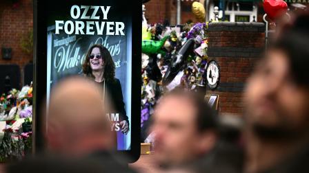 Fanáticos de Ozzy Osbourne llenaron las calles de Birmingham, Reino Unido, para su último adiós.