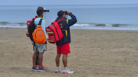 Salvavidas vigilan la playa El Murciélago este miércoles, en Manta (Ecuador). Habitantes y turistas de algunas islas fueron evacuados de forma preventiva ante la alerta de tsunami