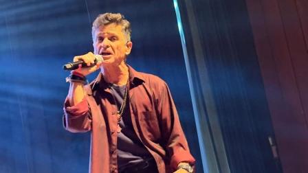 Ricardo Williams cantó y envió mensajes para la conciencia de  los televidentes sobre el mundo que vivimos. También recordó al Ángel de Piedra.