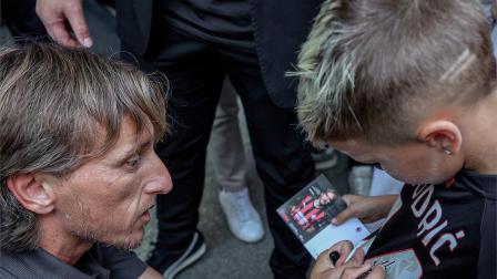 Luka Modric, múltiple campeón con el Real Madrid, fue presentado oficialmente en el Real Madrid. Los hinchas confían en su talento para que el equipo pueda resurgir.