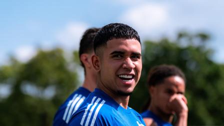 Kendry Páez sonríe durante el entrenamiento del Racing de Estrasburgo, en la jornada del martes 5 de agosto del 2025.