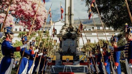 Autoridades entregan ofrendas florales en la Plaza de la Independencia, en el centro histórico de Quito.