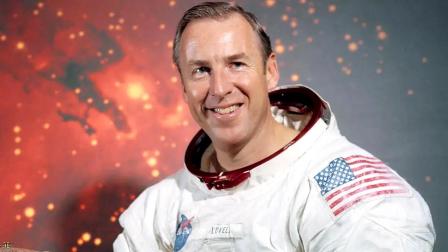 Comandante de la misión Apolo 13, Jim Lovell con su uniforme de la NASA.