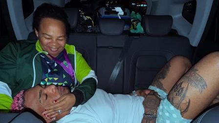 Michael Morales y su madre Katty Morales en el auto que el deportista ecuatoriano le regaló. 10 de agosto del 2025