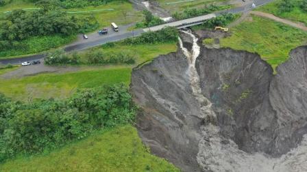 Así se veía el puente sobre el río Loco en el cantón El Chaco en julio pasado antes del colapso