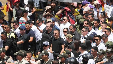 El presidente de Ecuador, Daniel Noboa, encabezó la marcha hacia la Corte Constitucional este 12 de agosto del 2025.