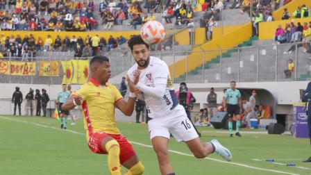 Jeison Medina, de Liga de Quito, disputa el esférico con Luis Cano, jugador de Aucas.