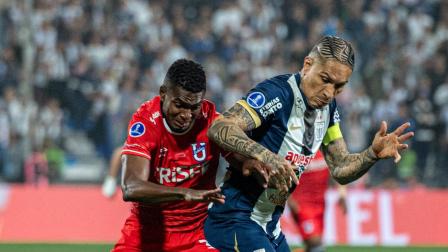 Paolo Guerrero, de Alianza Lima, protege el esférico ante la marca de Carlos Medina, defensa de Universidad Católica, durante el partido jugado en la noche del miércoles 13 de agosto.