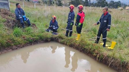 Los Bomberos acudieron a recuperar los cuerpos de los tres menores que murieron ahogados en un pozo en Azogues.