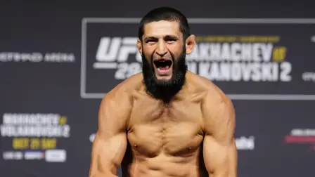Khamzat Chimaev en los pesajes oficiales previo a su pelea.