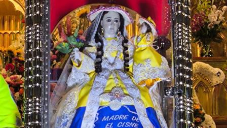 El atuendo que lució la Virgen de El Cisne en el primer día de su romería..