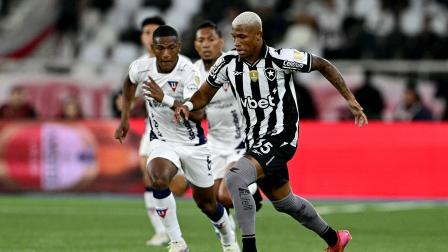 Carlos Gruezo,  volante de Liga de Quito, persigue a Danilo de Botafogo, durante el compromiso de ida de los octavos  de final de la Copa Libertadores de América.