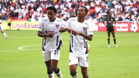 Daniel de la Cruz y Bryan Ramírez, jugadores de Liga de Quito, celebran la anotación de los universitarios, en el partido ante el Manta, jugado el domingo 17 de agosto del 2025.