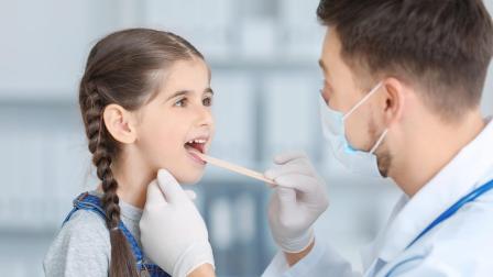 Foto referencial de un médico atendiendo a una niña paciente. Los chequeos médicos escolares son claves antes del regreso de niños y adolescentes a sus centros de formación.