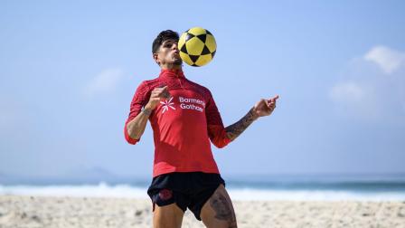 Piero Hincapié domina el balón durante un entrenamiento de pretemporada con el Bayer Leverkusen.
