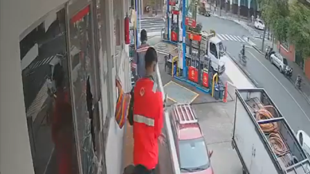 Dos hombres ingresaron a una gasolinera y se llevaron más de 20 000 dólares en efectivo.