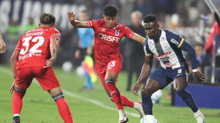 Eryc Castillo (derecha), ofensivo ecuatoriano de Alianza Lima, controla el balón ante la marca de Daykol Romero (derecha) y Mauricio Alonso, durante el compromiso de ida de la Copa.