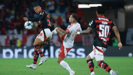 Samuel Lino (izquierda) de Flamengo disputa el balón con Alan Patrick (centro) de Internacional durante el partido de ida de los octavos de final  de la Copa Libertadores. A un lado, Gonzalo Plata (50).
