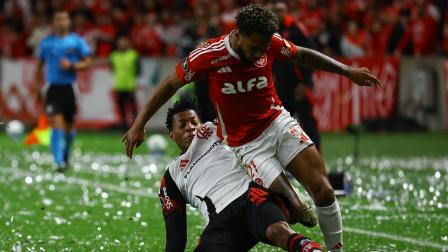 Gonzalo Plata se barre para quitarle el esférico a Wesley, de Internacional de Porto Alegre. El jugador ecuatoriano continúa brillando en el plantel de Rio de Janeiro.